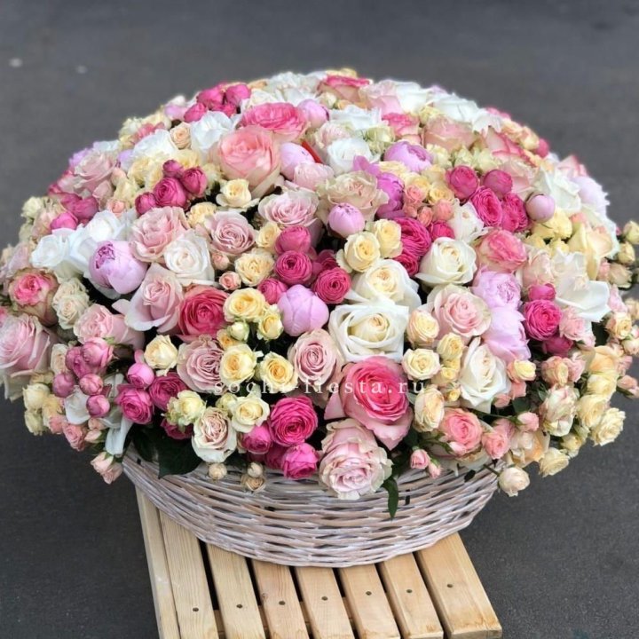 Цветочная корзина из пионов и пионовидных роз "Юниверсити" в Твери