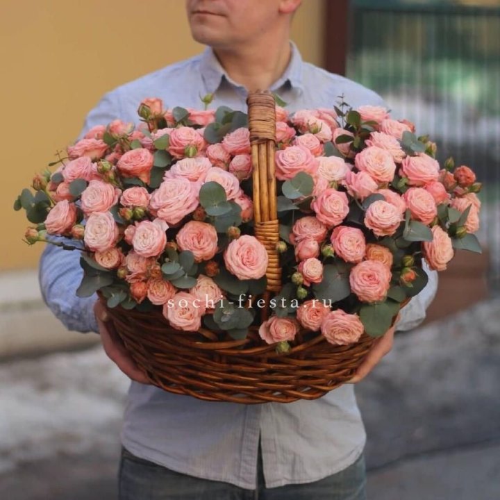 Корзина из 101 пионовидной розы в Твери