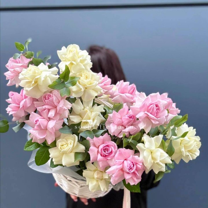 25 Французских роз в корзине в Твери