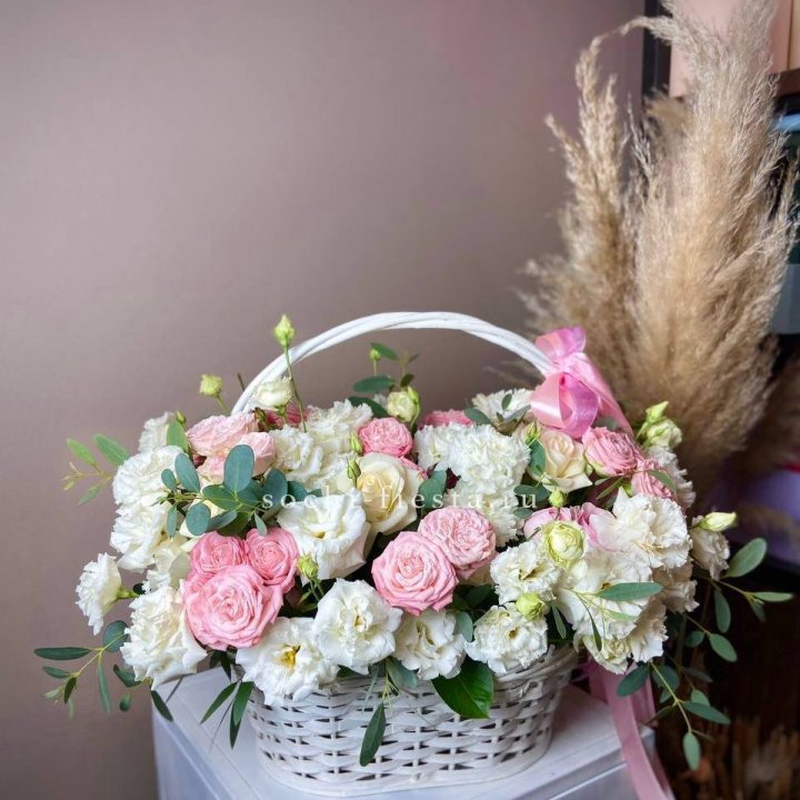 Цветочная корзина "Пинки вайт" в Твери
