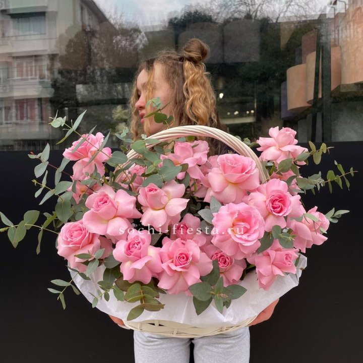 25 роз в цветочной корзине  в Твери