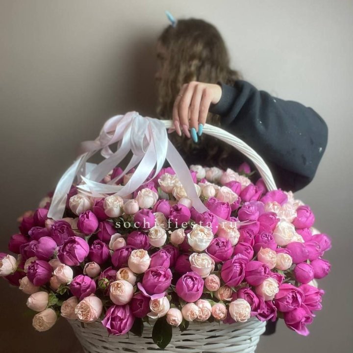 Премиум корзина пионовидных кустовых роз в Твери