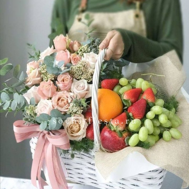 Фруктовая корзина c цветами в Твери