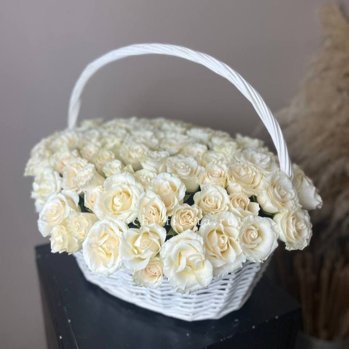 101 белая роза в корзине в Твери