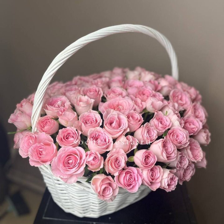 101 розовая роза в корзине в Твери
