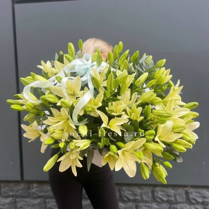 Лилии в корзине в Твери