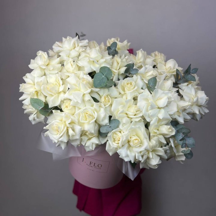 37 белых роз в боксе в Твери