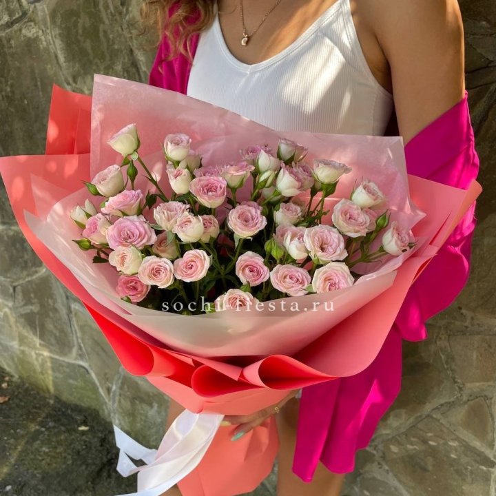 Розовые кустовые розы в Твери