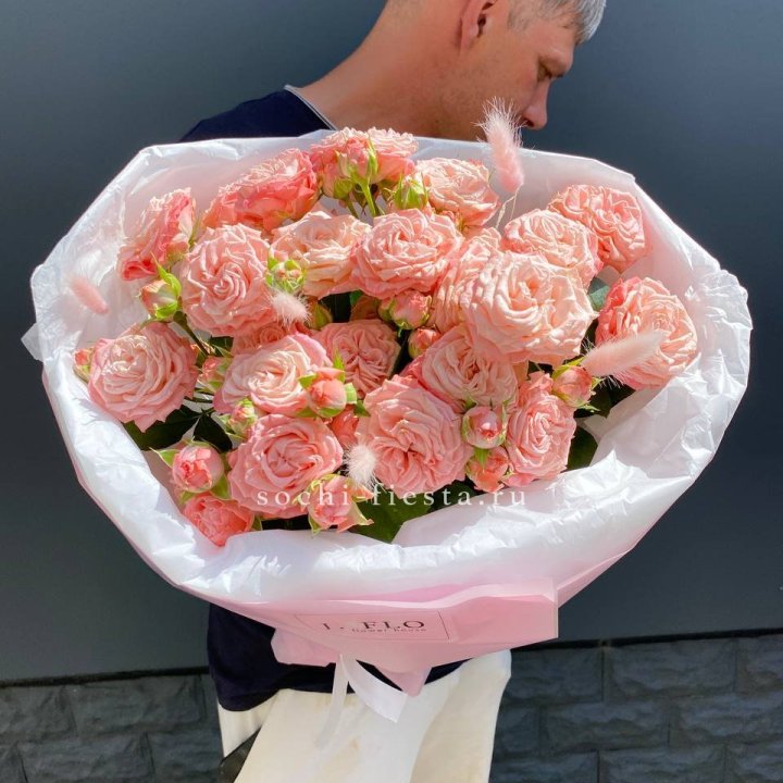 Пионовидные розы Мадам Бомбастик в Твери