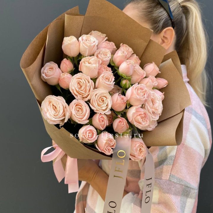 Кустовые розы Бомбастик в крафте в Твери