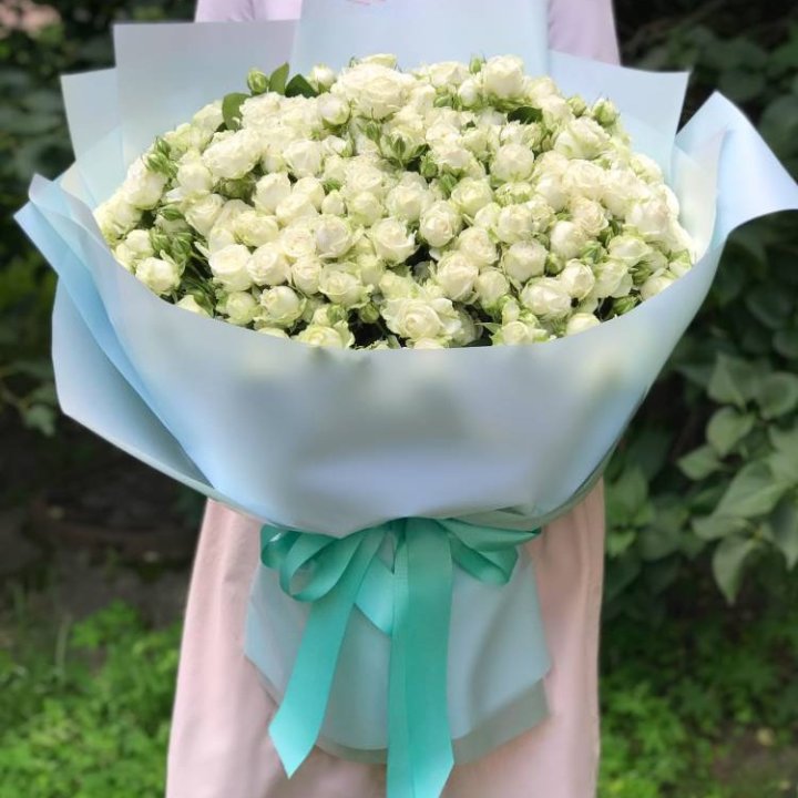 51 белая кустовая роза в Твери