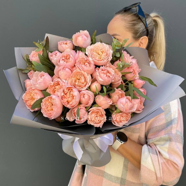 Букет с пионовидными розами "Пивайн" в Твери