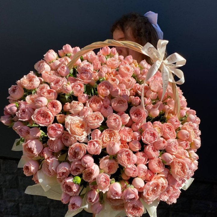 Корзина из пионовидных роз в Твери