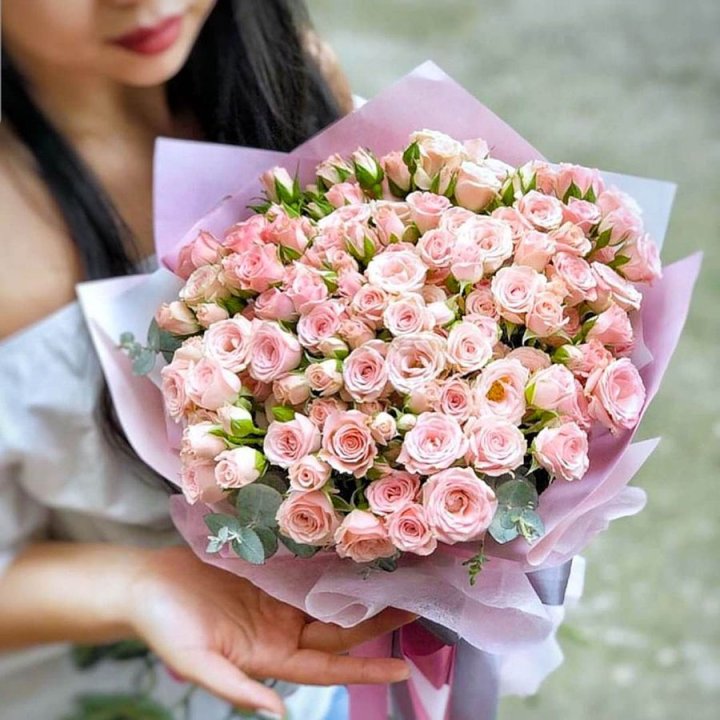 Кустовые розы с эвкалиптом в Твери