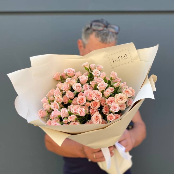 Кустовые розы леди в Твери