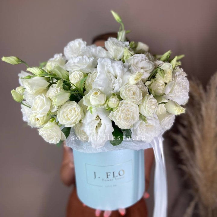 Бокс кустовых роз и эустомы  в Твери