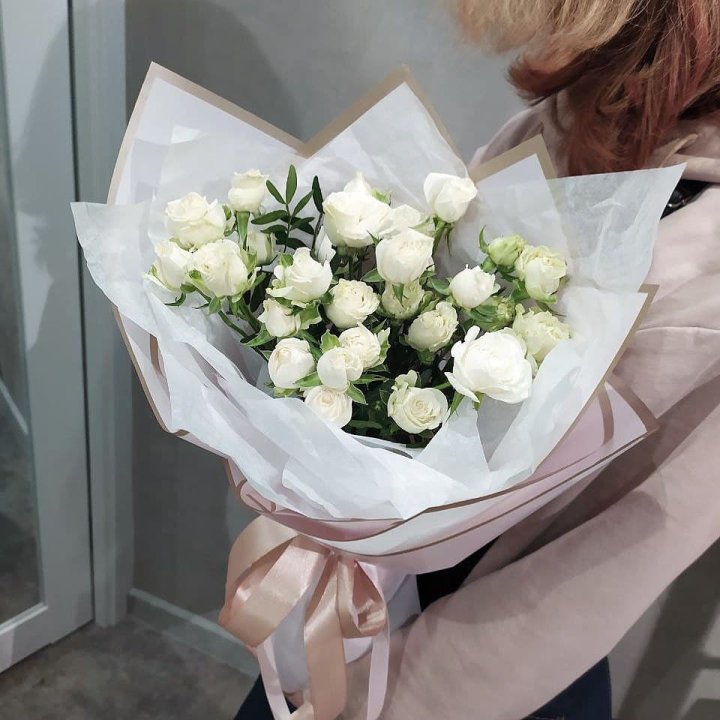 Белоснежные кустовые розы в Твери