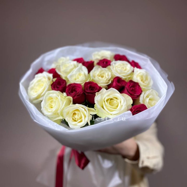 Букет их красных и белых 25 роз в Твери