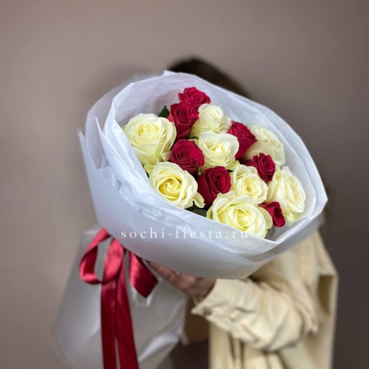 Букет из красных белых 15 роз в Твери