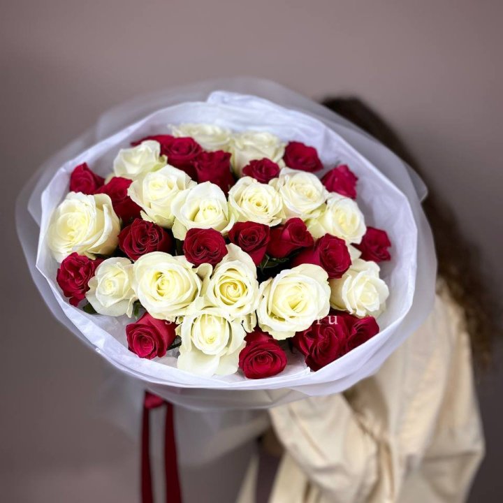 Букет из красных белых 35 роз в Твери