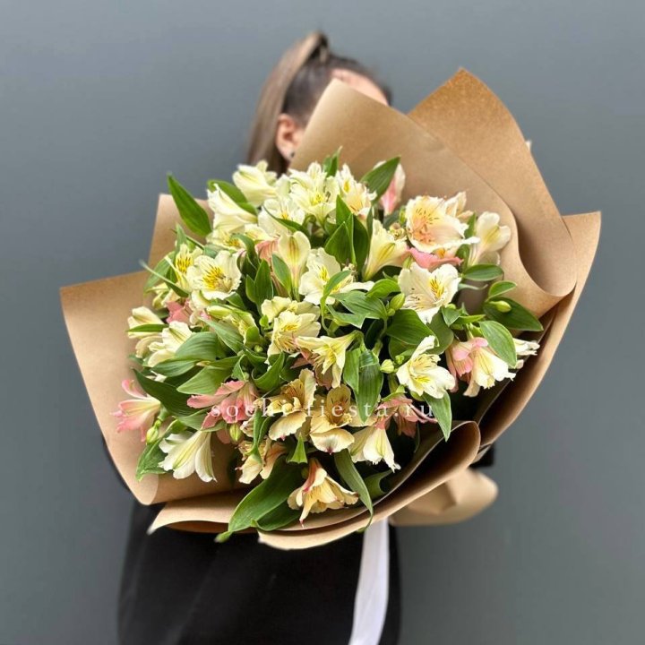 Букет альстромерий в крафте в Твери