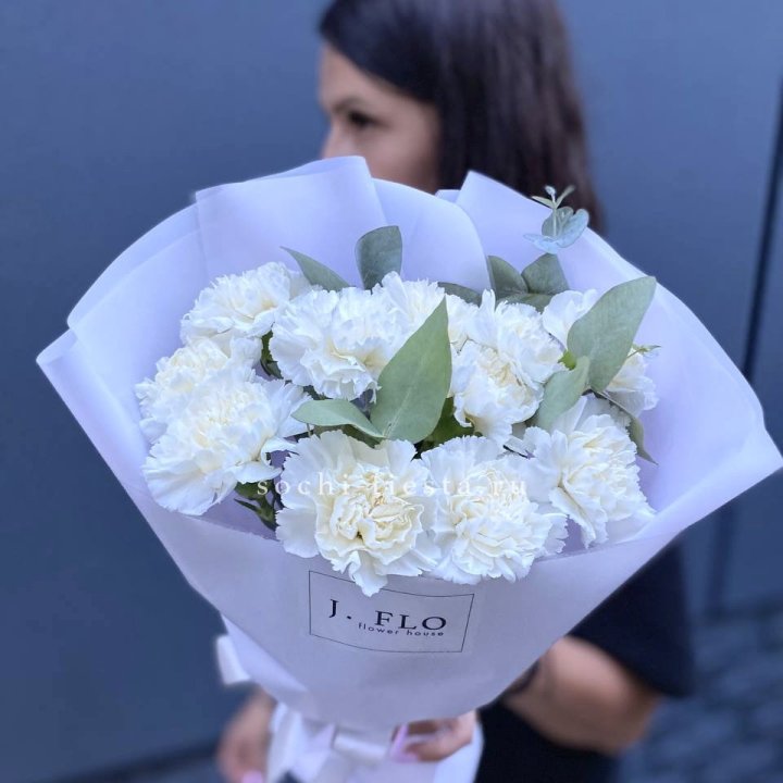 Букет белых диантусов с эвкалиптом в Твери