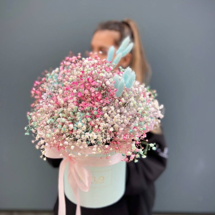 9 Радужных гипсофилы в шляпной коробке в Твери