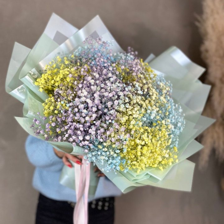 Букет радужных гипсофил в Твери