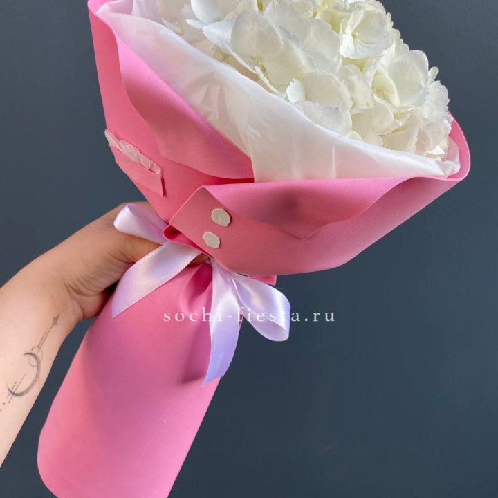 Гортензия в розовом пиджаке в Твери