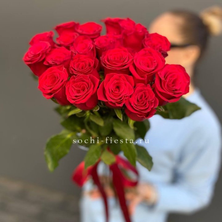 19 красных роз в Твери