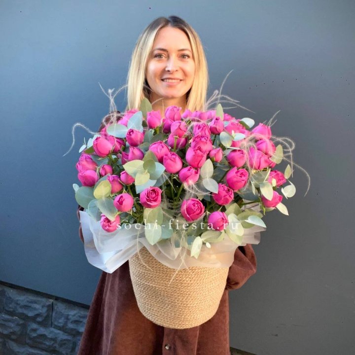 Пионовидные розы  в джутовом кашпо  в Твери