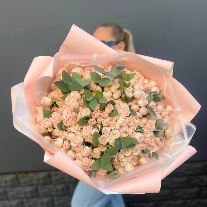 101 кустовая роза с эвкалиптом в Твери