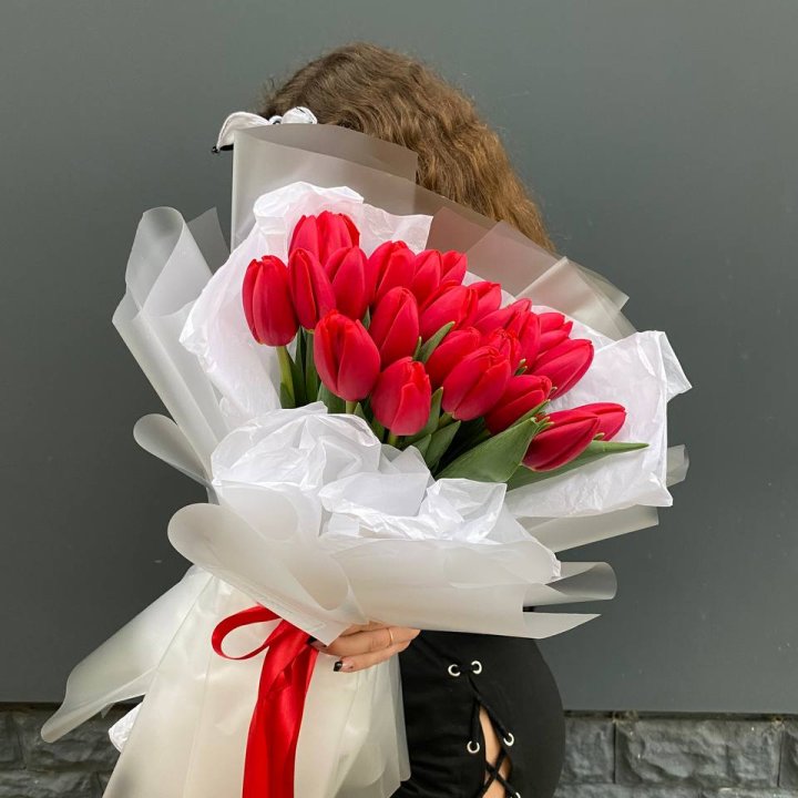  25 красных воздушных тюльпанов в Твери