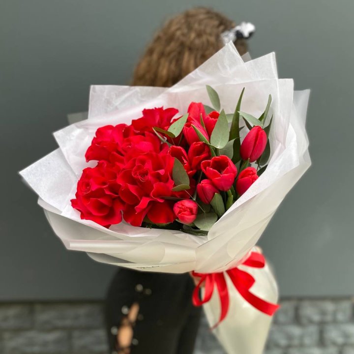 Дуо тюльпаны и розы в Твери