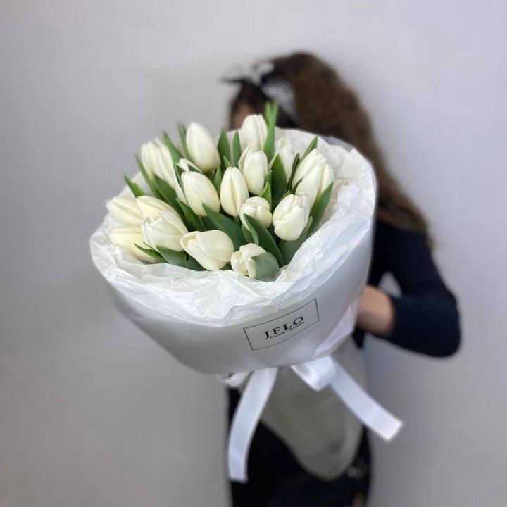  19 белых воздушных тюльпанов в Твери