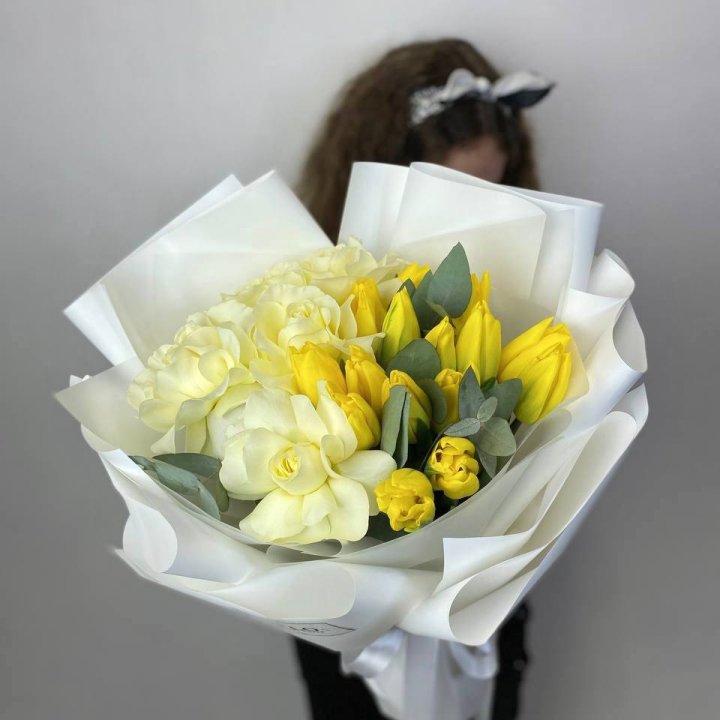 Дуо жёлтые тюльпаны и розы в Твери