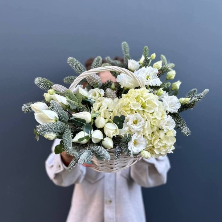 Новогодняя корзина с цветами в Твери