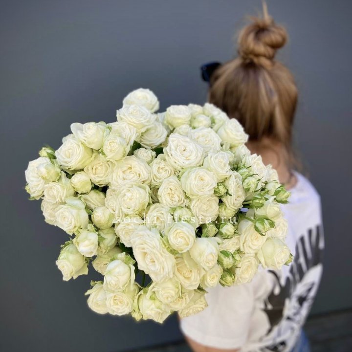 Охапка кустовых роз бомбастик  в Твери