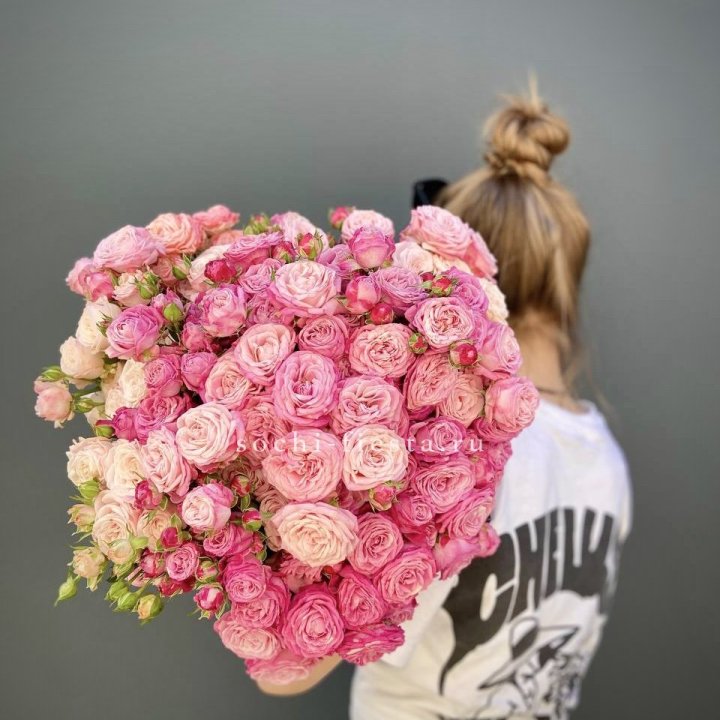 Охапка кустовых роз бомбастик пинк в Твери