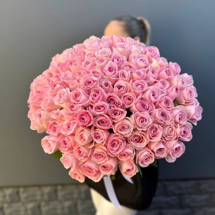 Охапка из 101 розовой розы в Твери