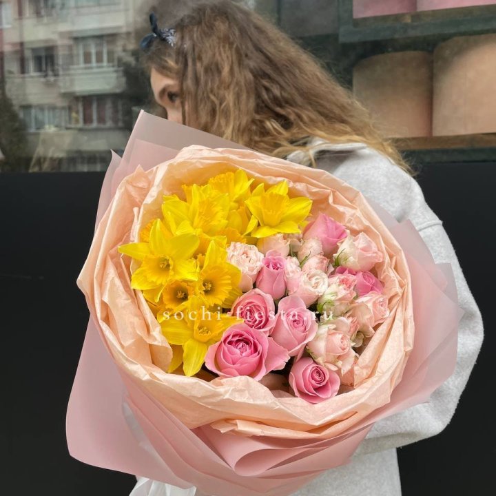 Букет роз и нарциссов в Твери