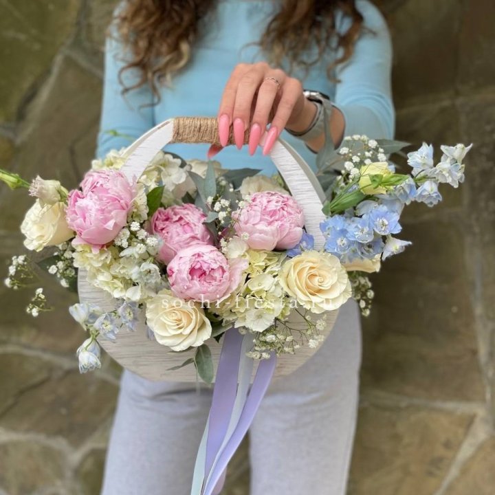 Ящик с пионами в Твери