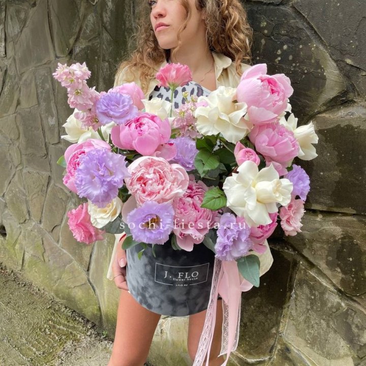 Дизайнерский цилиндр с пионами в Твери