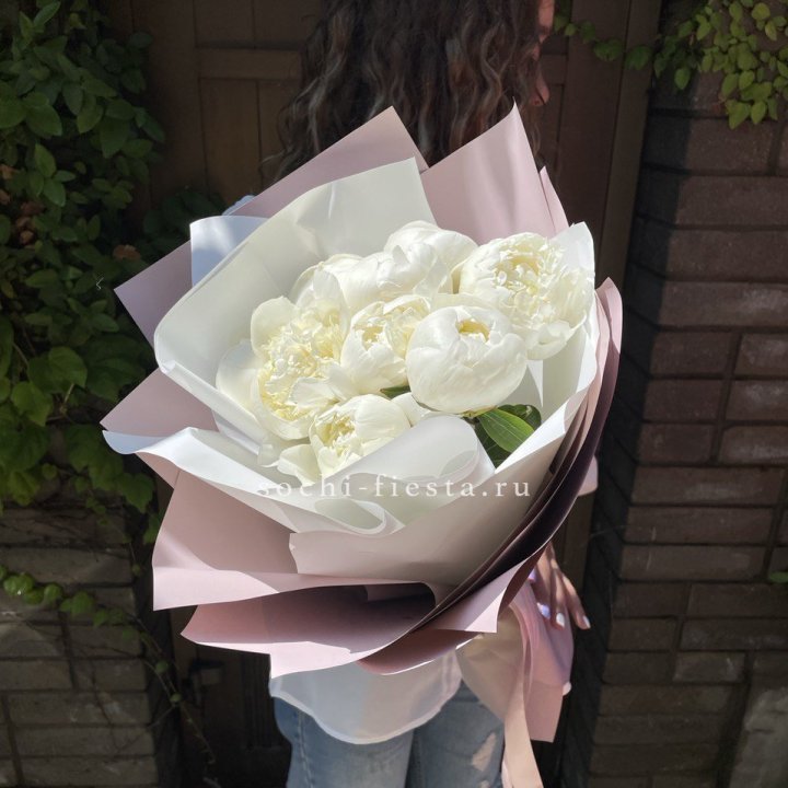 9 белоснежных пионов в Твери