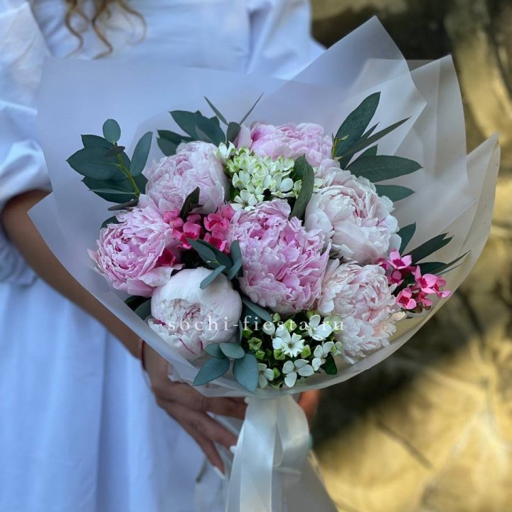 7 зефирных пионов с эвкалиптом в Твери