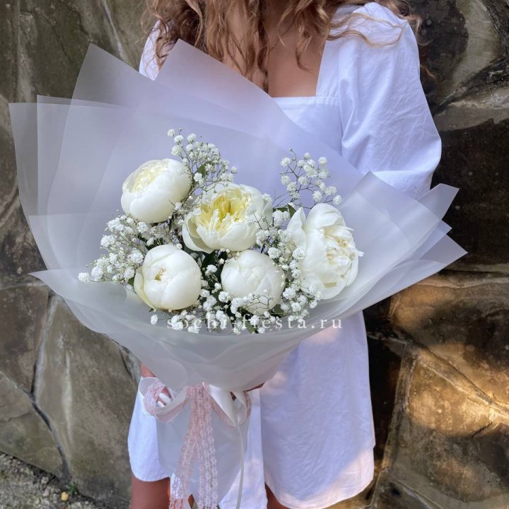 Букет белых пионов "Файв" в Твери