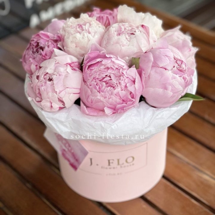 Цилиндр с пионами "Лилу" в Твери