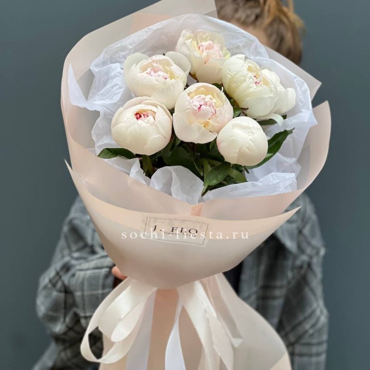 Букет белых пионов в Твери