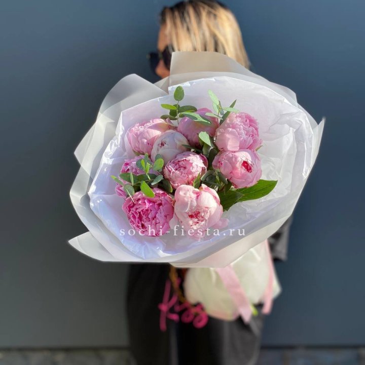 9 пионов с эвкалиптом в Твери