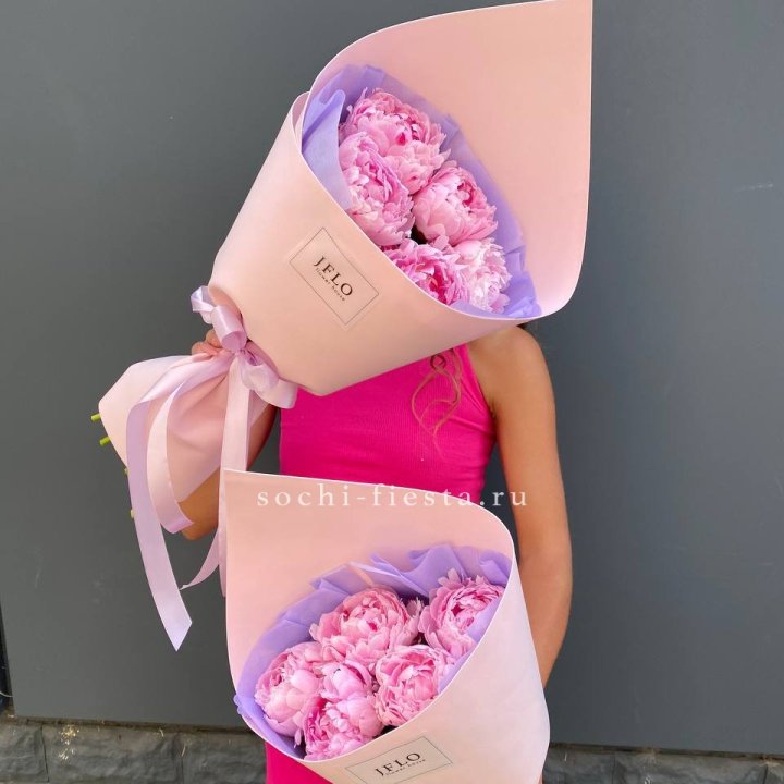 Букет из 5 пионов в Твери
